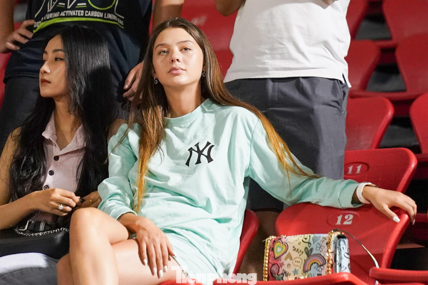 Vợ thủ môn Bùi Tiến Dũng đến cổ vũ trong ngày anh bắt đủ 90' nhưng không thể giúp TPHCM giữ sạch lưới. Vợ thủ môn Bùi Tiến Dũng đến cổ vũ trong ngày anh bắt đủ 90' nhưng không thể giúp TPHCM giữ sạch lưới.