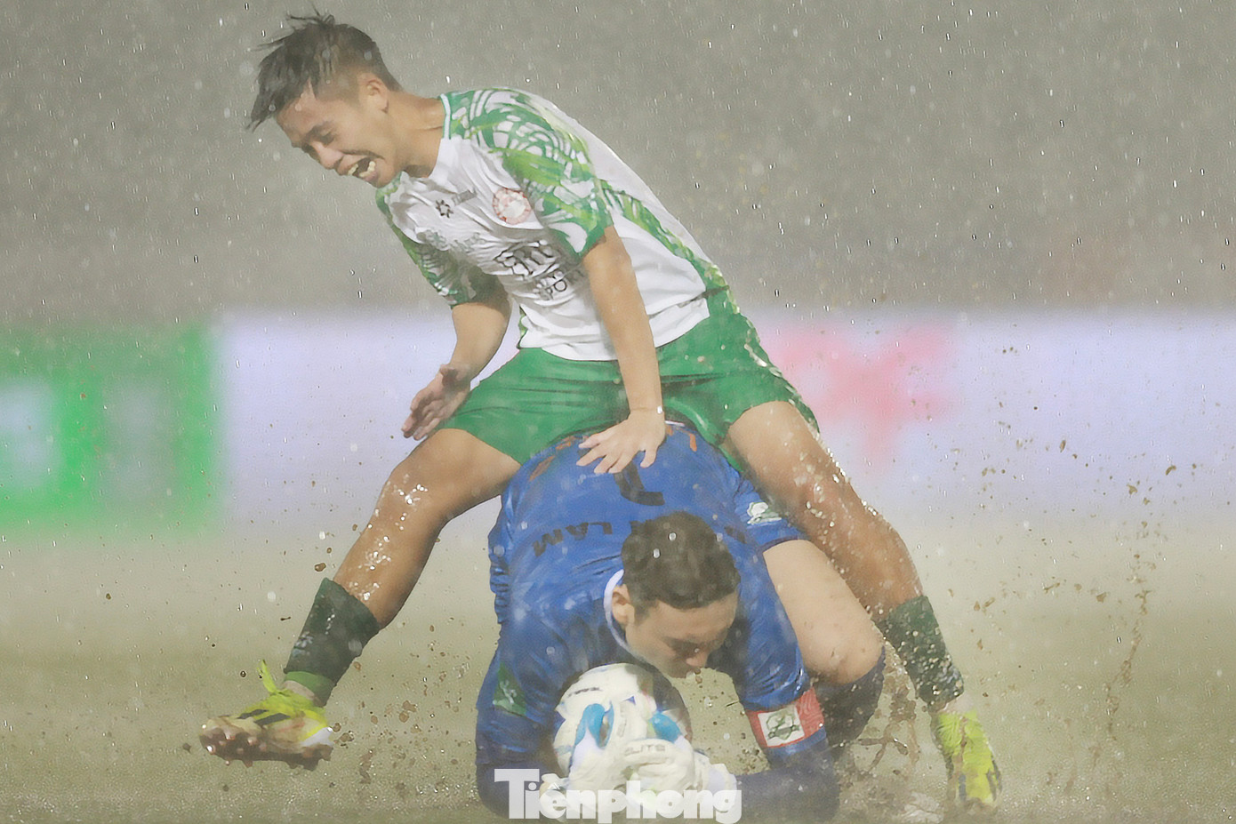 Ở trận đấu thứ 2, Phù Đổng Ninh Bình sở hữu dàn cầu thủ đẳng cấp V-League với thủ môn Đặng Văn Lâm, hậu vệ Hữu Tuấn, Ngọc Bảo, Thanh Thịnh, tiền vệ Đỗ Văn Thuận, Mạch Ngọc Hà, tiền đạo Lê Minh Bình, Nguyễn Quốc Việt, Đinh Thanh Bình và mới đây nhất là "Quả bóng Vàng Việt Nam" Nguyễn Hoàng Đức. Tuy nhiên, trận này Hoàng Đức ngồi theo dõi trên khán đài. Do quá hạn đăng ký, Hoàng Đức sẽ ngồi ngoài ở Cúp Quốc gia 2024/25.