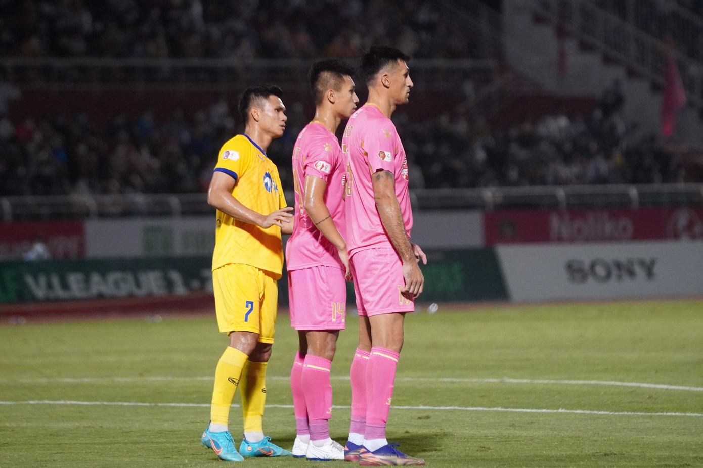 Từ tình huống cố định, bóng được cầu thủ Sài Gòn treo vào vòng cấm SLNA và tiền đạo Đỗ Merlo thực hiện cú đặt lòng một chạm bằng chân phải đánh bại thủ thành Văn Hoàng. Từ tình huống cố định, bóng được cầu thủ Sài Gòn treo vào vòng cấm SLNA và tiền đạo Đỗ Merlo thực hiện cú đặt lòng một chạm bằng chân phải đánh bại thủ thành Văn Hoàng.