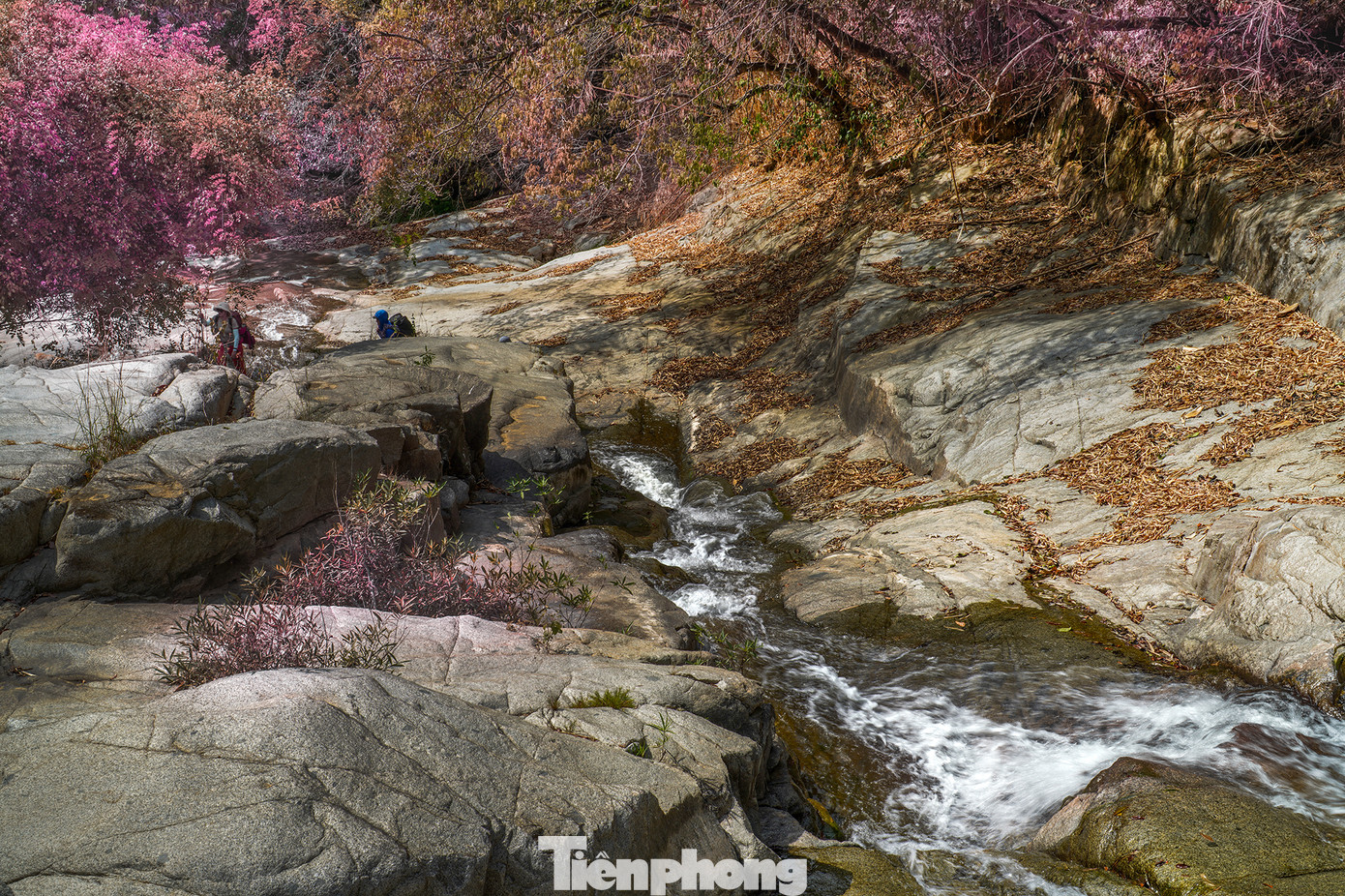 Lãng mạn suối Đá Bàn mùa khô hạn. Do là mùa khô nên mực nước xuống thấp, chính vì thế du khách có nhiều không gian hơn trên các tảng đá. Lãng mạn suối Đá Bàn mùa khô hạn. Do là mùa khô nên mực nước xuống thấp, chính vì thế du khách có nhiều không gian hơn trên các tảng đá.