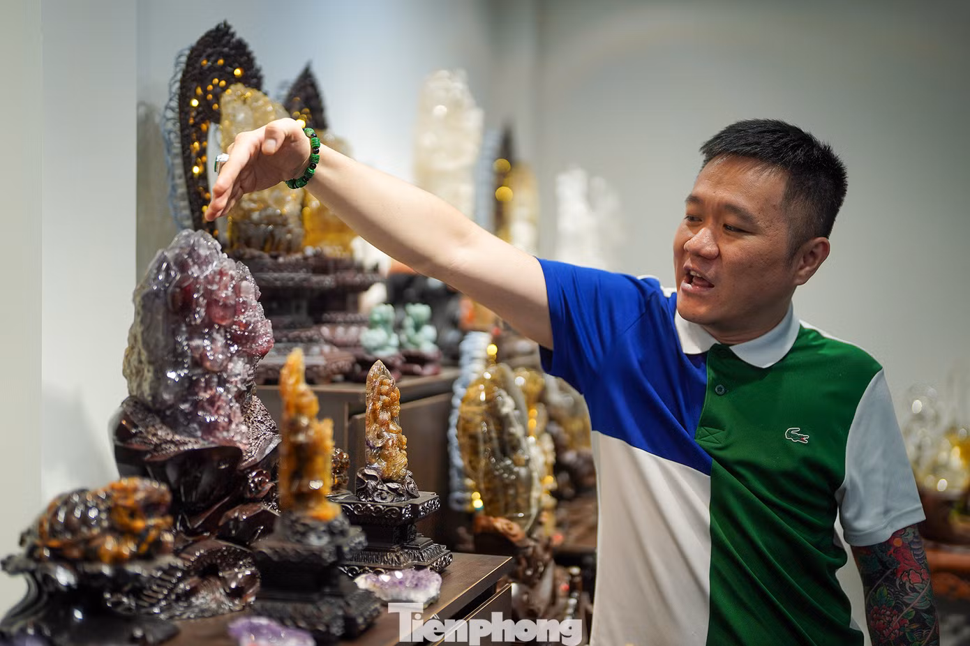 Anh Khoa cho biết, gần 10 năm sưu tập, anh sở hữu hàng ngàn tác phẩm, sản phẩm từ đá quý các loại.