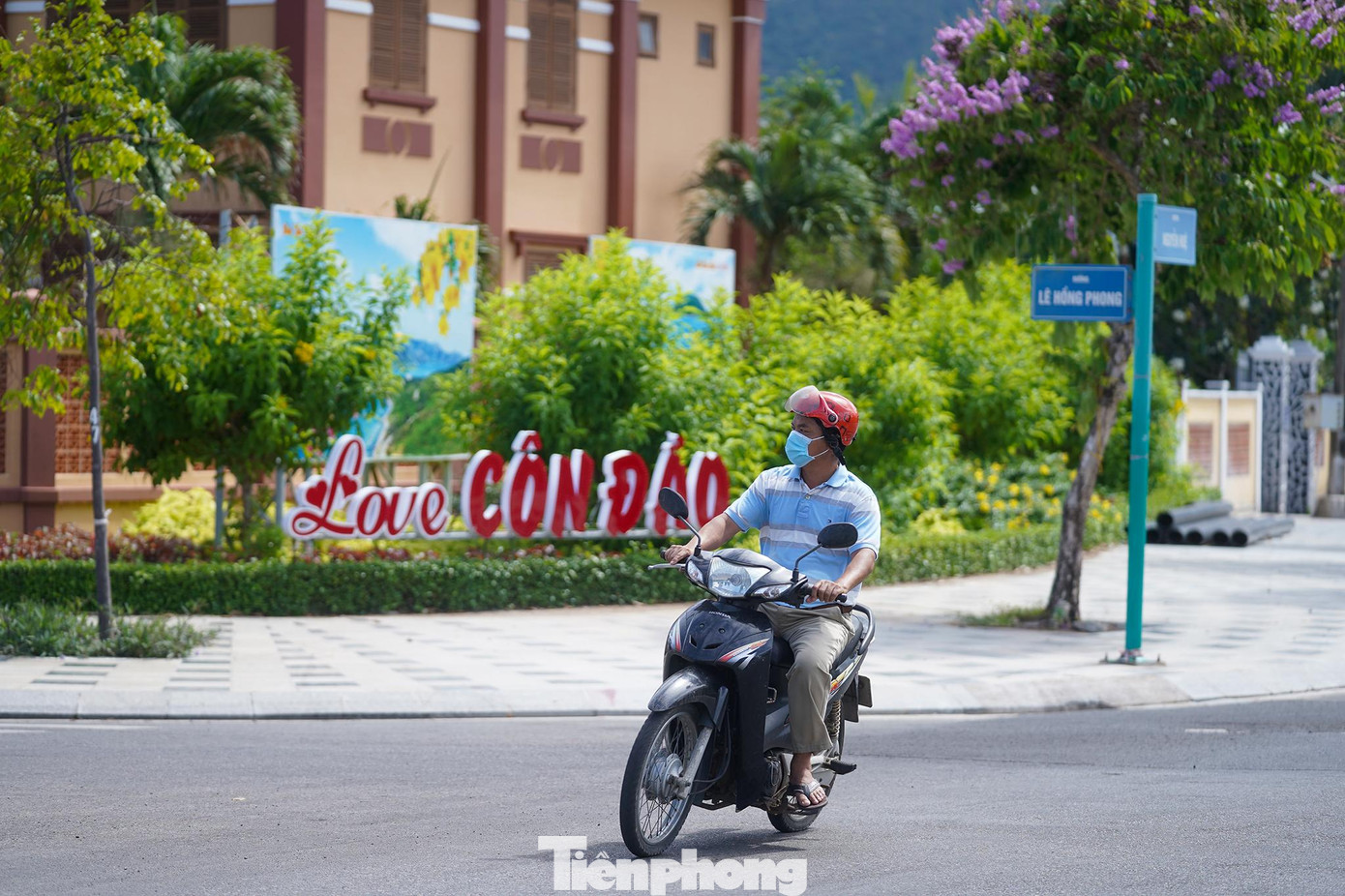 Mùa hạ là mùa cao điểm du lịch ở Côn Đảo và cũng là thời điểm nhiều loài hoa bắt đầu khoe sắc. Đây chính là thời điểm rực rỡ nhất trong năm của hòn đảo linh thiêng này. Mùa hạ là mùa cao điểm du lịch ở Côn Đảo và cũng là thời điểm nhiều loài hoa bắt đầu khoe sắc. Đây chính là thời điểm rực rỡ nhất trong năm của hòn đảo linh thiêng này.