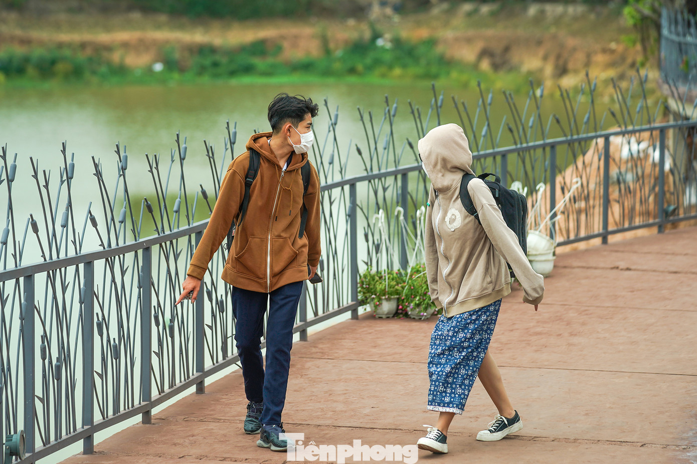 Hiện tại, do công trình mới khánh thành, các hạng mục cây xanh chưa nhiều nên du khách đến tham quan vào buổi trưa thường phải mặc áo khoác...