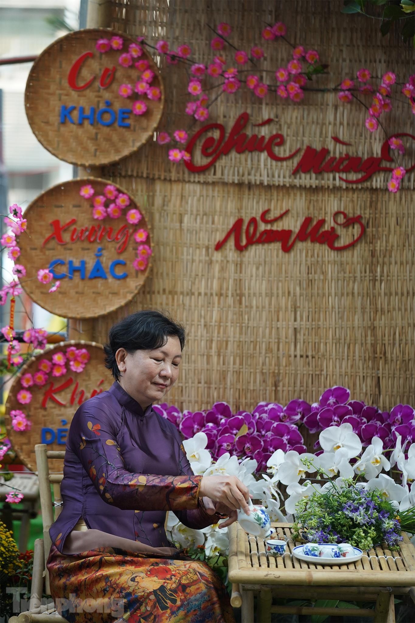 PGS.TS Phạm Thị Ngọc Thảo, Phó giám đốc bệnh viện tâm sự: “Đường hoa của Chợ Rẫy được tổ chức nội bộ phục vụ bệnh nhân và người nhà một chút hương vị tết trong ngày xuân. Bên cạnh đó, đường hoa cũng phục vụ chính nhân viên bệnh viện. Suốt 2 năm qua dịch bùng phát, chúng tôi chỉ biết tập trung vào chuyên môn cứu chữa người bệnh. Hiện dịch vẫn đang diễn biến phức tạp, nhân viên y tế phải trực chiến liên tục, không có điều kiện đi xa. Hy vọng những ngày Tết làm việc tại bệnh viện với đường hoa khoe sắc, sẽ mang đến năng lượng tích cực cho mọi người”.