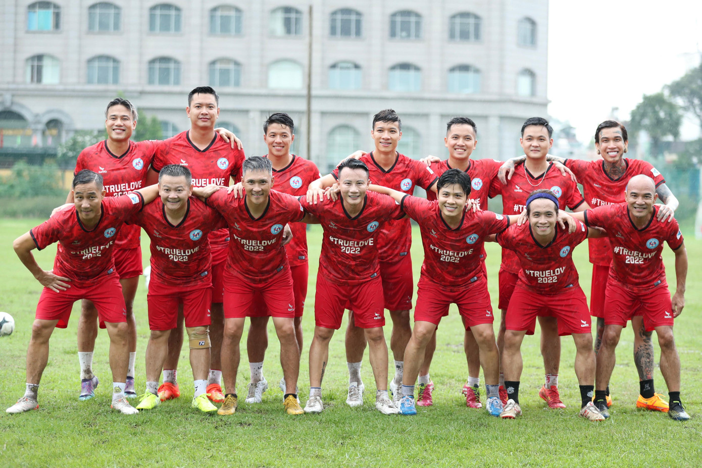 Các cựu tuyển thủ Việt Nam và các nghệ sĩ đã có buổi tập dưới mưa chuẩn bị cho trận đấu vào tối mai.