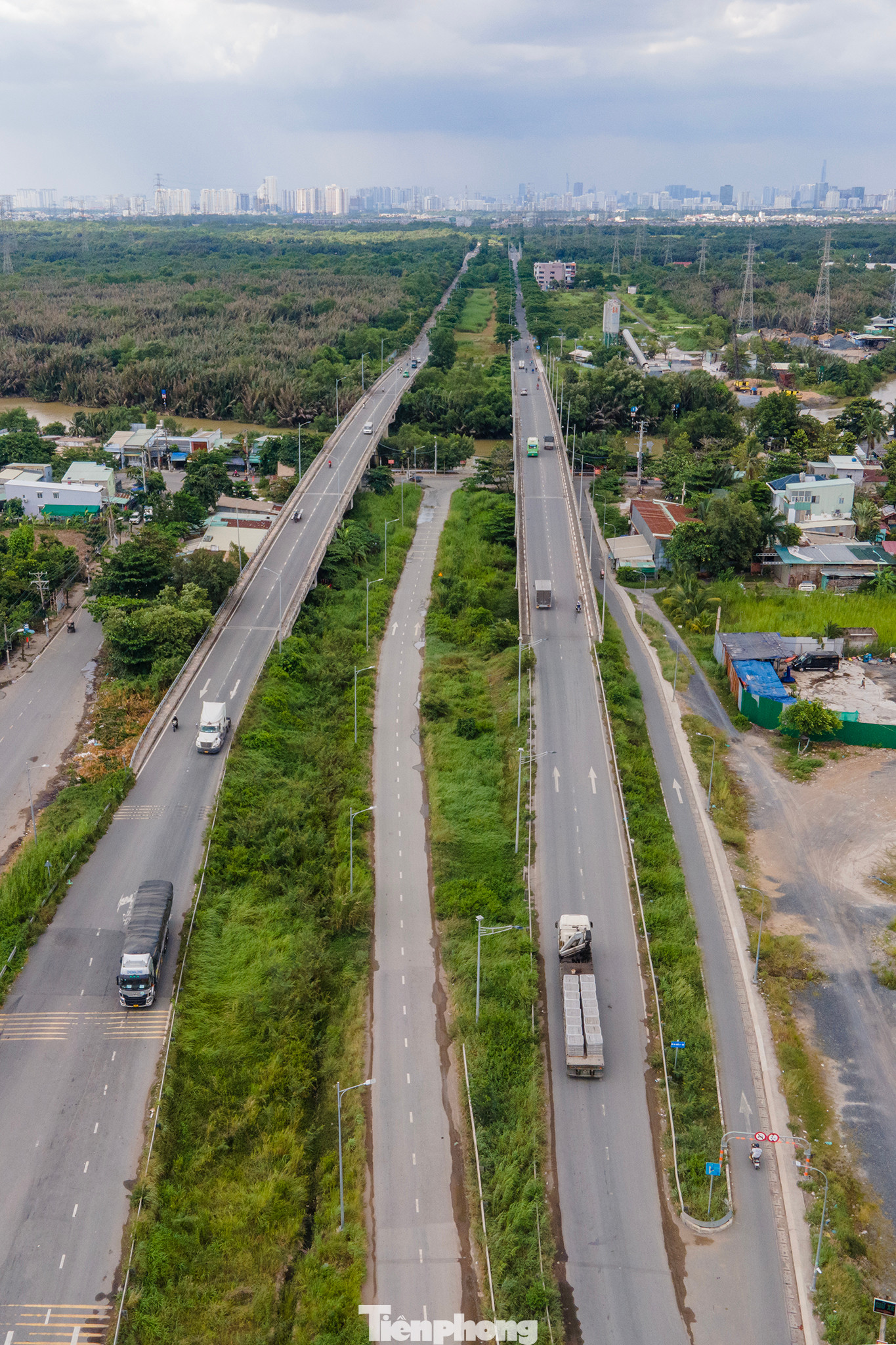 Trục đường Bắc - Nam (từ Nguyễn Văn Linh đến nút giao cầu Bà Chiêm) dài 7,5 km được mở rộng từ 4 lên 10 làn xe, tổng vốn gần 4.500 tỷ đồng. Trục đường Bắc - Nam (từ Nguyễn Văn Linh đến nút giao cầu Bà Chiêm) dài 7,5 km được mở rộng từ 4 lên 10 làn xe, tổng vốn gần 4.500 tỷ đồng.