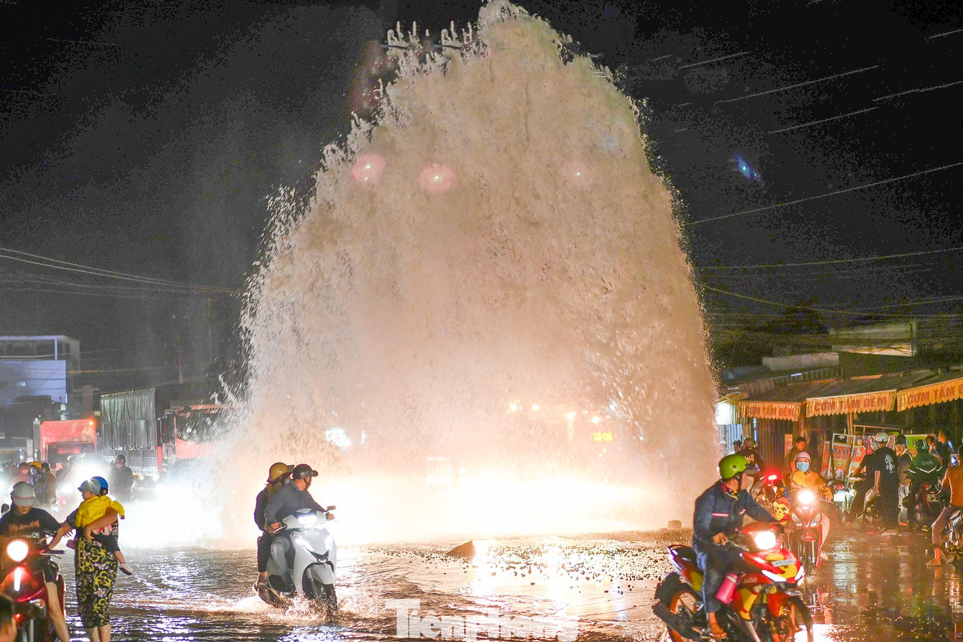 Vòi nước sinh hoạt bị vỡ, phun cao như “vòi rồng” trên Đường tỉnh 824 đoạn gần ngã 3 Tua 1, thị trấn Đức Hòa (huyện Đức Hòa, tỉnh Long An).