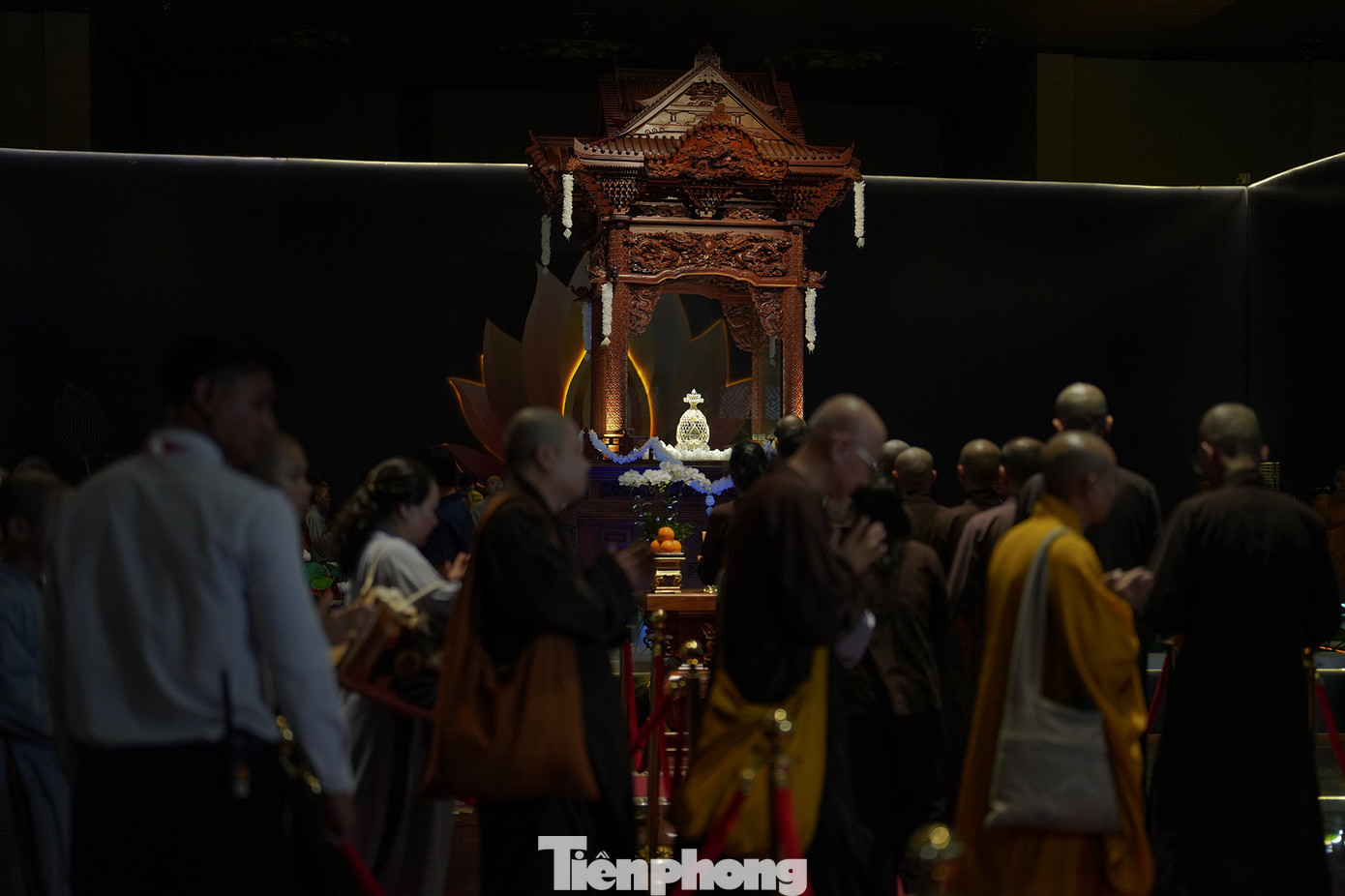 Ban tổ chức không thu, nhận bất cứ chi phí nào đối với tất cả người đến chiêm bái, không tiếp nhận vòng hoa, lễ phẩm cúng dường, không thực hiện nghi thức dâng cúng tại nơi tôn trí.