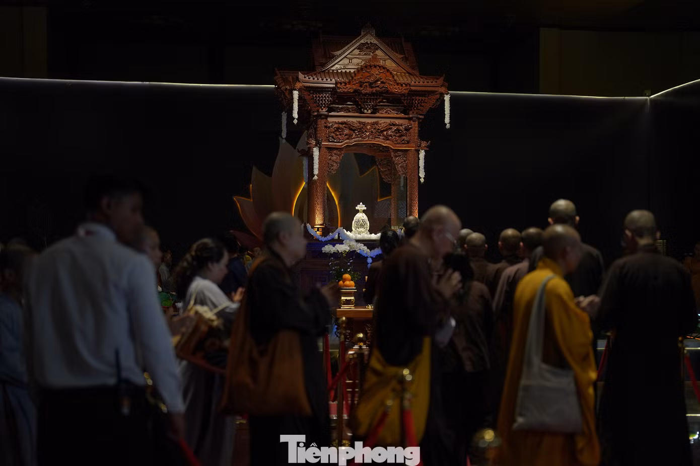 Ban tổ chức không thu, nhận bất cứ chi phí nào đối với tất cả người đến chiêm bái, không tiếp nhận vòng hoa, lễ phẩm cúng dường, không thực hiện nghi thức dâng cúng tại nơi tôn trí.