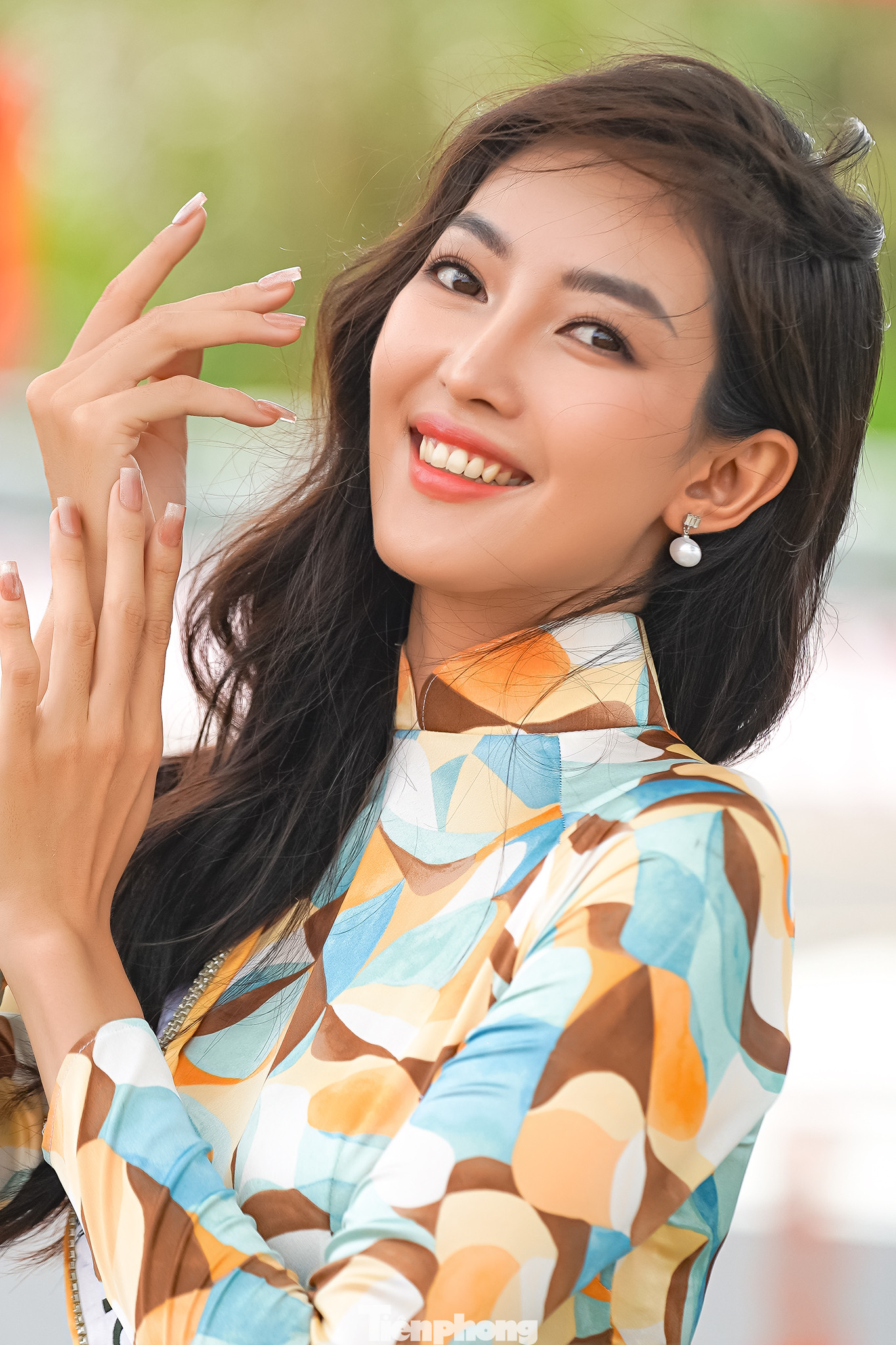 Diễm Trinh xuất hiện rạng ngời, tràn đầy năng lượng với tà áo dài. Với kiểu tóc thả tự do bồng bềnh pha chút cổ điển, Diễm Trinh quý phái trong tà áo dài cách điệu. Diễm Trinh xuất hiện rạng ngời, tràn đầy năng lượng với tà áo dài. Với kiểu tóc thả tự do bồng bềnh pha chút cổ điển, Diễm Trinh quý phái trong tà áo dài cách điệu.