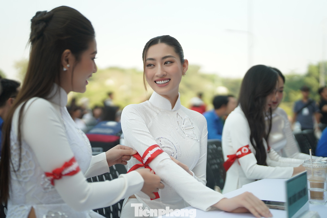 Hoa hậu Thế giới Việt Nam 2019 Lương Thùy Linh đang được Hoa hậu Hòa bình Việt Nam 2022 Đoàn Thiên Ân giúp cột băng đô, chuẩn bị phát động Ngày hội hiến máu Chủ nhật Đỏ