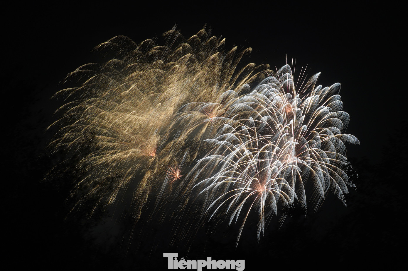 Trong đêm giao thừa đón Tết Giáp Thìn 2024, TPHCM đã bắn pháo hoa tại 11 điểm để phục vụ người dân vui xuân đón tết gồm 2 điểm bắn tầm cao và 9 điểm bắn tầm thấp. 9 điểm tầm thấp tại: Công viên Văn hóa Đầm Sen (quận 11); Khu Truyền thống cách mạng cuộc Tổng tiến công và nổi dậy Xuân Mậu Thân năm 1968 (huyện Bình Chánh); Quảng trường Rừng Sác (huyện Cần Giờ); Đền Bến Nọc (TP Thủ Đức); Công viên văn hóa quận Gò Vấp; Khu di tích lịch sử Ngã ba Giồng (huyện Hóc Môn); Quảng trường trung tâm hành chính quận 7; Khu dân cư Bình Trị Đông, phường Bình Trị Đông B, quận Bình Tân; Khu vực Nhà văn hóa huyện Củ Chi (thị trấn Củ Chi).