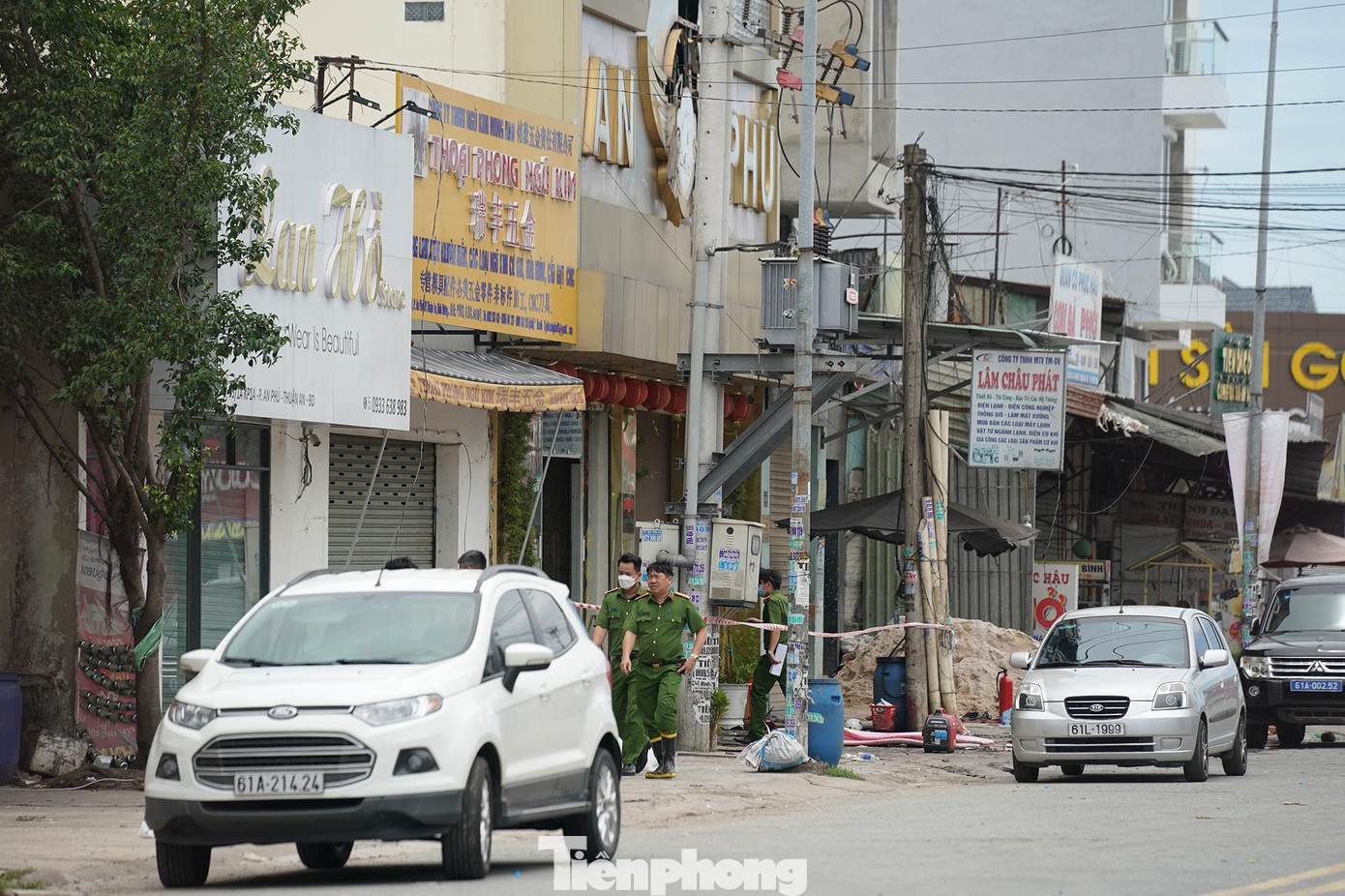 Công an tỉnh Bình Dương đang khẩn trương củng cố hồ sơ, khởi tố vụ án theo Điều 312 về tội vi phạm quy định PCCC đối với cơ sở kinh doanh, dịch vụ ăn uống. "Chúng tôi đang khẩn trương điều tra và có thông tin kết luận sớm nhất về vụ việc để thông tin đến cơ quan báo chí" - ông Trịnh Ngọc Quyên, Giám đốc Công an tỉnh Bình Dương thông tin. Công an tỉnh Bình Dương đang khẩn trương củng cố hồ sơ, khởi tố vụ án theo Điều 312 về tội vi phạm quy định PCCC đối với cơ sở kinh doanh, dịch vụ ăn uống. "Chúng tôi đang khẩn trương điều tra và có thông tin kết luận sớm nhất về vụ việc để thông tin đến cơ quan báo chí" - ông Trịnh Ngọc Quyên, Giám đốc Công an tỉnh Bình Dương thông tin.