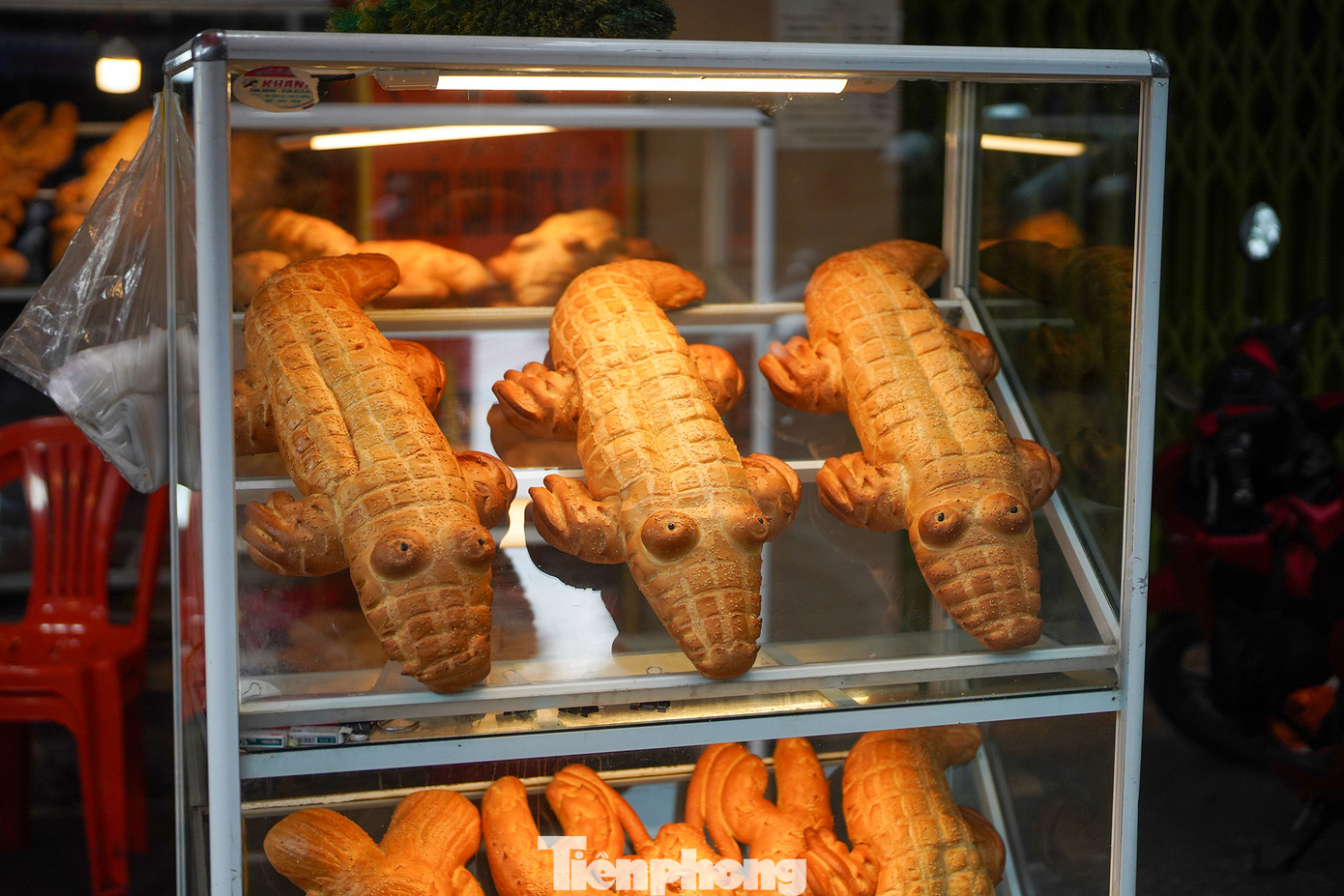 Tờ mờ sáng, người dân đi qua ngã tư Hoà Hảo - Lý Thường Kiệt (quận 10) bị thu hút bởi những chiếc bánh mì hình cá sấu, con tôm, con cua, con cá... kích cỡ lớn bày bán tại một cửa hàng.