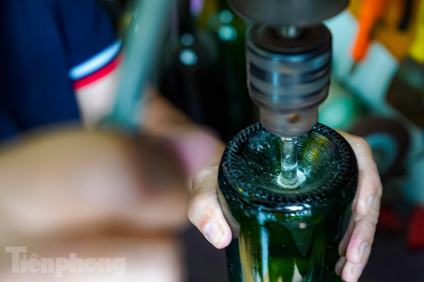 Để tạo ra những “kiệt tác”, ông Bình cho biết quy trình là gồm khoan đáy chai và đầu nắp chai, sau đó cho cây sắt vào lỗ chai rồi vặn chặt để giữ cố định rồi ghép từng chai lại với nhau.