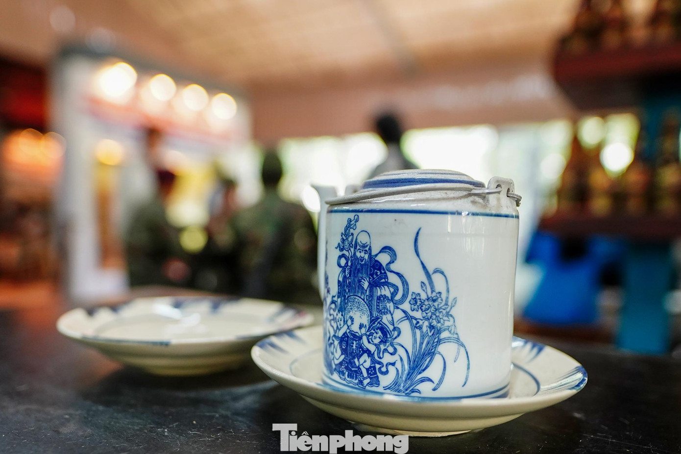 Vật dụng trang trí trong quán gần như nguyên bản của ngày xưa. Vật dụng trang trí trong quán gần như nguyên bản của ngày xưa.