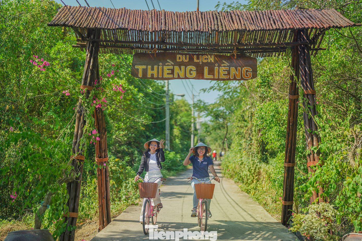 Vừa đặt chân lên ấp đảo, du khách sẽ nhận xe đạp lượn một vòng qua các địa điểm "check-in" với đoạn đường dài khoảng 4km độc đạo hình oval uốn quanh những ruộng muối, sông, rạch và rừng ngập mặn. "Tranh thủ kỳ nghỉ này, tôi có việc xuống TPHCM, sẵn kết hợp khám phá ấp đảo này", bạn HBella HDok (áo trắng, người Ê Đê, ngụ TP Buôn Ma Thuột) chia sẻ.