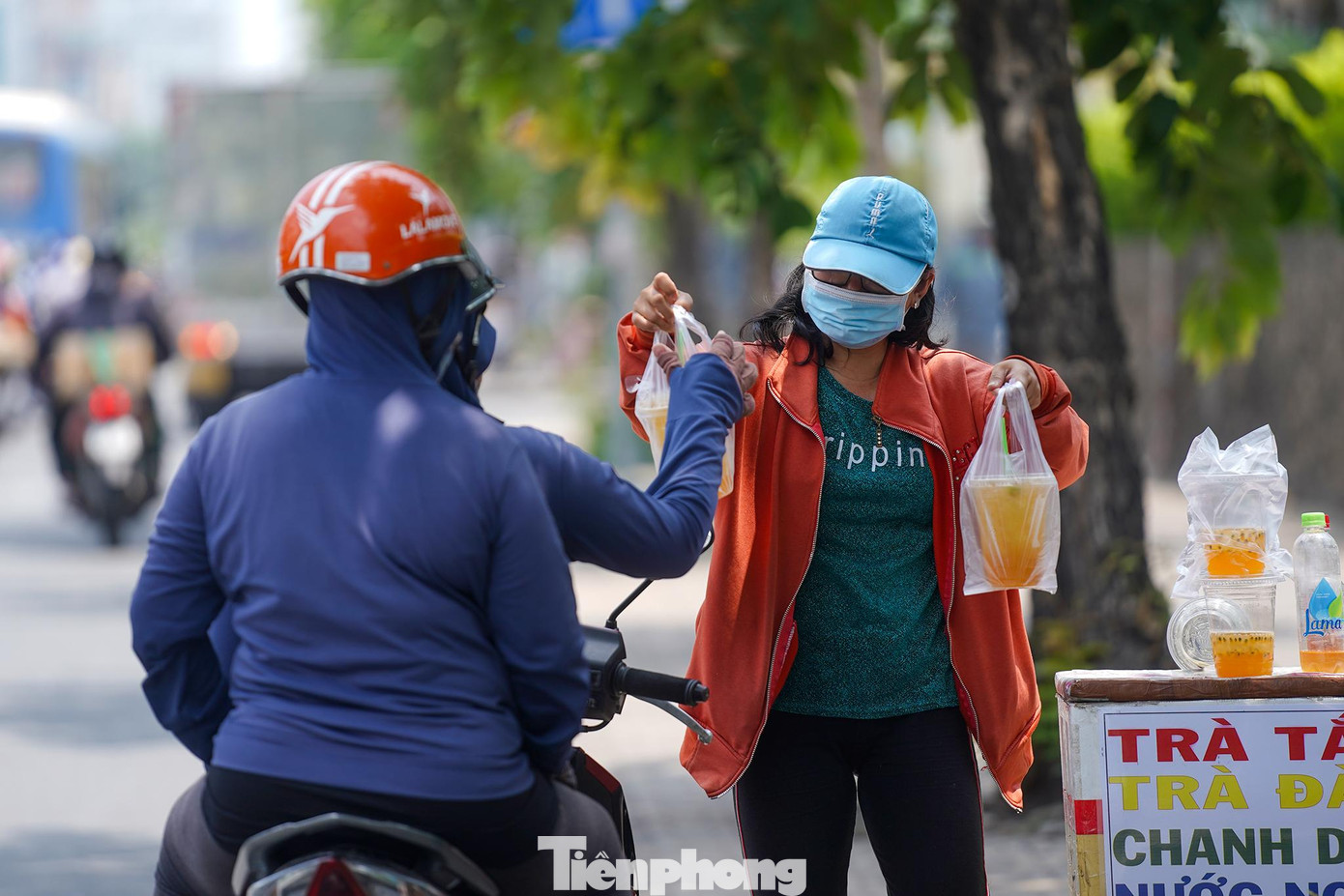 Cánh trà tắc, trà đá vỉa hè trên đường Cộng Hoà cũng khá đắt khách. Cánh trà tắc, trà đá vỉa hè trên đường Cộng Hoà cũng khá đắt khách.