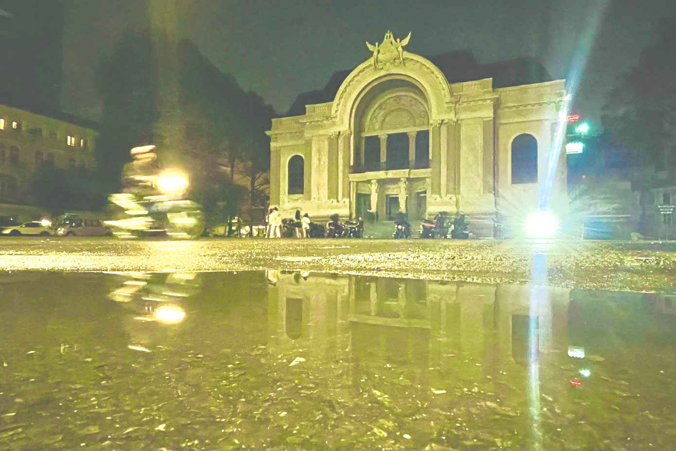 Nhà hát TP cũng xuất hiện những vị khách đầu tiên... Nhà hát TP cũng xuất hiện những vị khách đầu tiên...