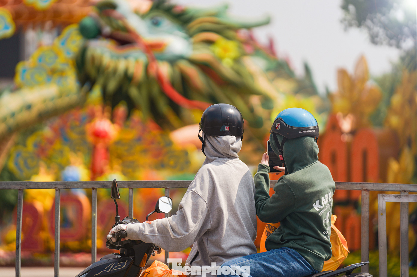 Mặc dù thời tiết nắng khá gắt và ngày mai đường hoa Nguyễn Huệ mới chính thức mở cửa nhưng hôm nay đã có rất đông người dân và du khách kéo đến chụp ảnh, chiêm ngưỡng công trình hoành tráng này của TPHCM dịp năm mới. Theo quan sát của PV Tiền Phong, các du khách nước ngoài khi đi ngang đây đều bị cuốn ánh nhìn vào những chú rồng chào xuân 2024.