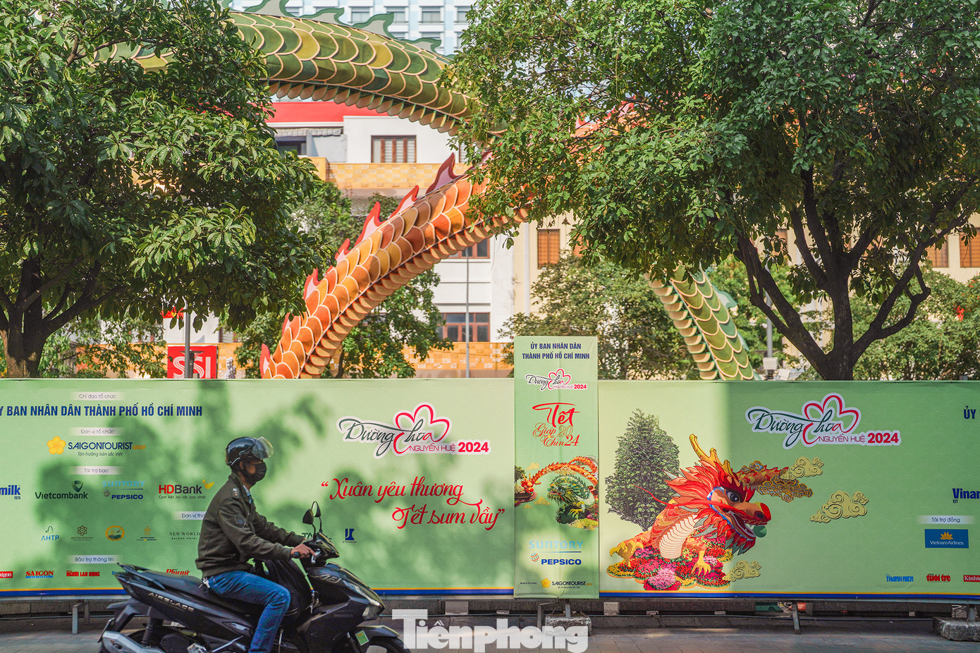 Đường hoa Nguyễn Huệ xuân Giáp Thìn 2024 chủ đề Xuân yêu thương, Tết sum vầy sẽ phục vụ nhu cầu du xuân, thưởng ngoạn của người dân thành phố và du khách từ 19h ngày 7/2 đến 21h ngày lễ Tình nhân 14/2. Như vậy, các cặp đôi cũng có thể tranh thủ ra đây lưu lại khoảnh khắc lãng mạn trước khi đường hoa khép lại.