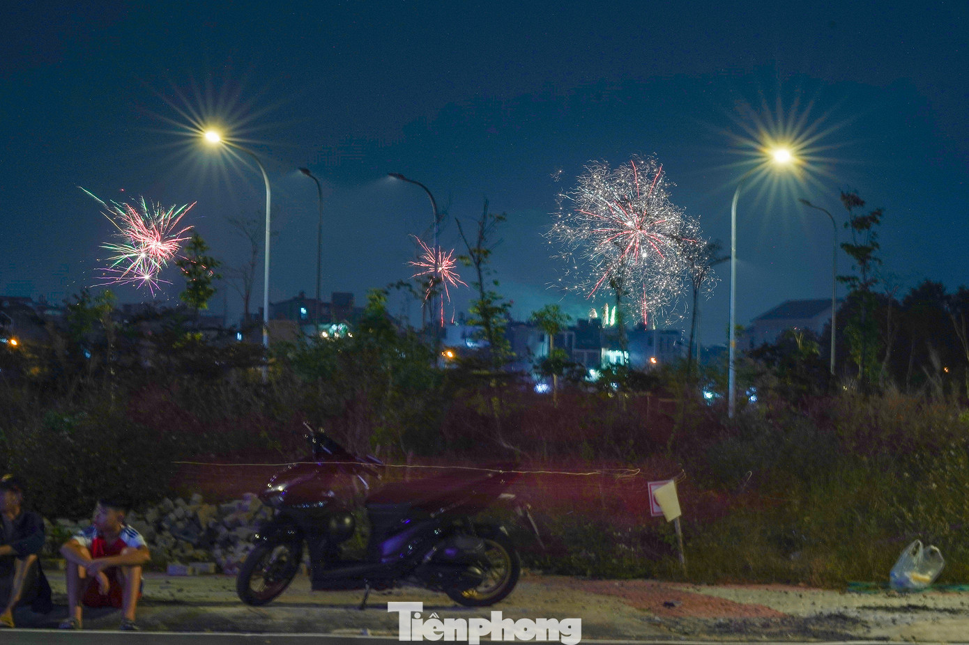 Việc người dân xung quanh công viên hoà nhịp pháo hoa cùng với thành phố tạo nên cảnh tượng vô cùng bắt mắt. Việc người dân xung quanh công viên hoà nhịp pháo hoa cùng với thành phố tạo nên cảnh tượng vô cùng bắt mắt.
