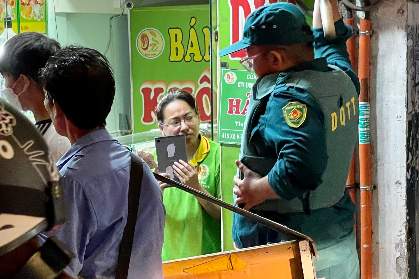 Một người dân quay lại cảnh kẹt xe. Nguyên nhân xuất phát từ vụ cháy trên quốc lộ 13, hiện trường bị phong toả. Một người dân quay lại cảnh kẹt xe. Nguyên nhân xuất phát từ vụ cháy trên quốc lộ 13, hiện trường bị phong toả.