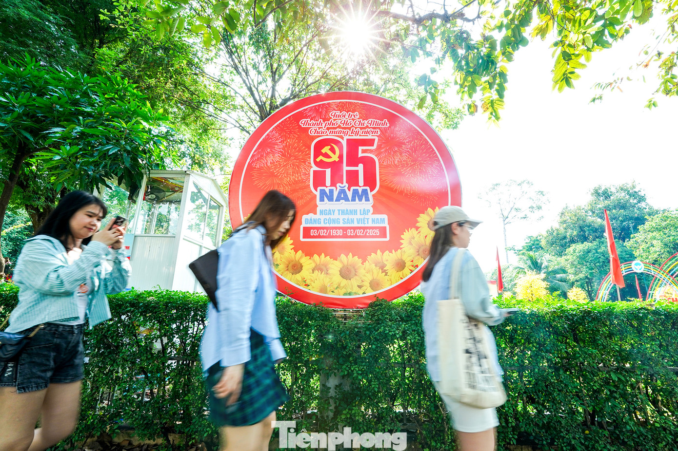 Nhiều biểu ngữ sinh động trực quan với du khách và người dân trên các tuyến đường trung tâm. Trên các tuyến đường chính, các tòa nhà công sở, khu dân cư, hình ảnh cờ Đảng, cờ Tổ quốc được treo trang trọng. Các pa nô, áp phích với khẩu hiệu chào mừng Ngày thành lập Đảng được treo nhiều nơi. Nhiều biểu ngữ sinh động trực quan với du khách và người dân trên các tuyến đường trung tâm. Trên các tuyến đường chính, các tòa nhà công sở, khu dân cư, hình ảnh cờ Đảng, cờ Tổ quốc được treo trang trọng. Các pa nô, áp phích với khẩu hiệu chào mừng Ngày thành lập Đảng được treo nhiều nơi.