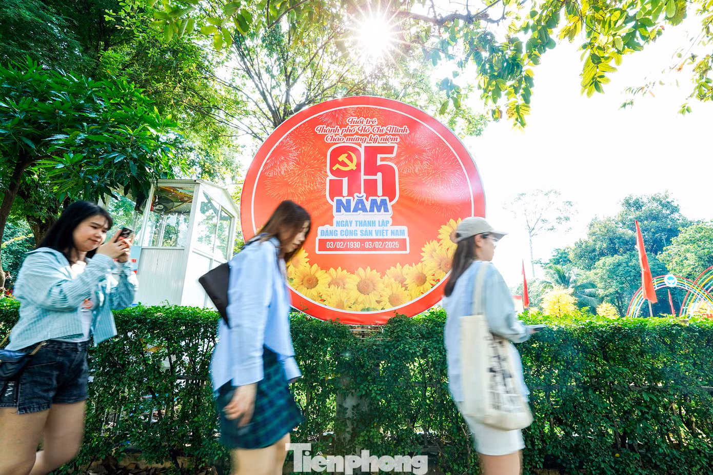 Nhiều biểu ngữ sinh động trực quan với du khách và người dân trên các tuyến đường trung tâm. Trên các tuyến đường chính, các tòa nhà công sở, khu dân cư, hình ảnh cờ Đảng, cờ Tổ quốc được treo trang trọng. Các pa nô, áp phích với khẩu hiệu chào mừng Ngày thành lập Đảng được treo nhiều nơi.