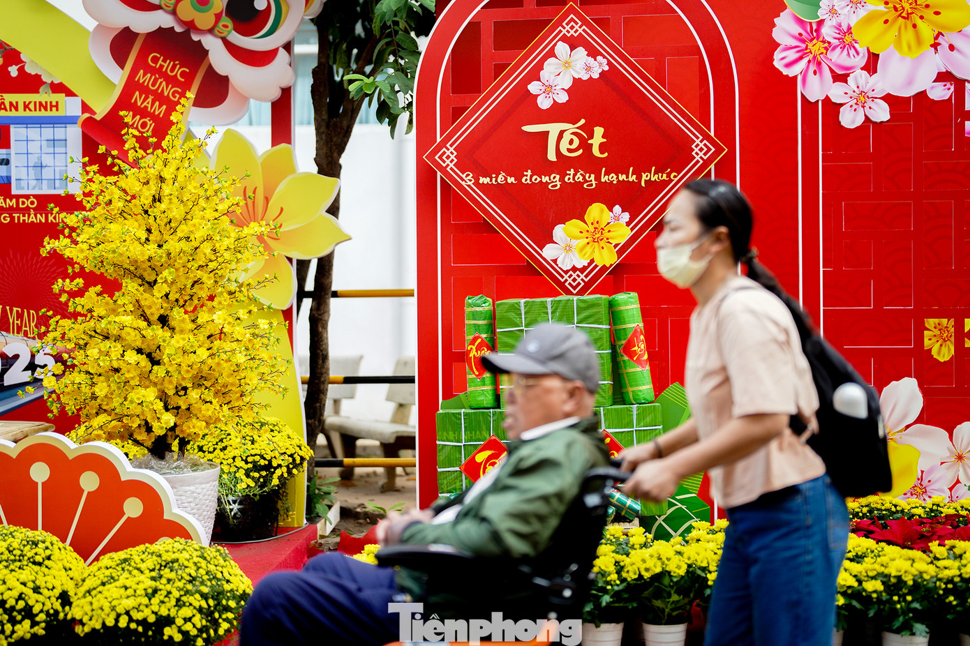 Tuy hoạt động chỉ trong khuôn viên bệnh viện nhưng tất cả các phòng ban đều chăm chút, trang trí gian hàng của mình thật bắt mắt, mong muốn xua đi một phần áp lực cũng như tiếp thêm niềm tin cho bệnh nhân và người nhà chiến đấu với bệnh tật.