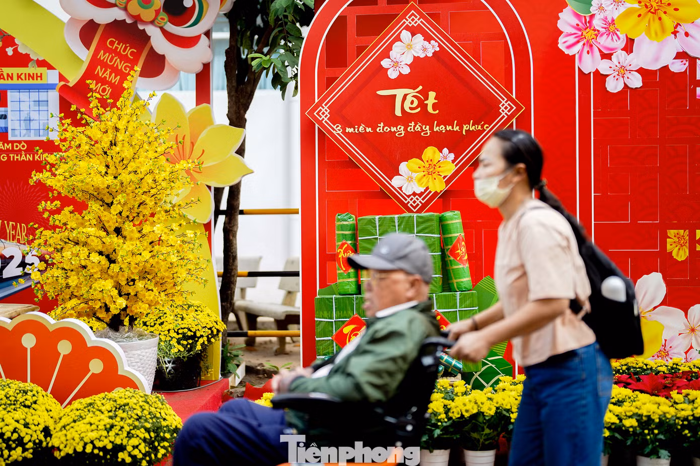 Tuy hoạt động chỉ trong khuôn viên bệnh viện nhưng tất cả các phòng ban đều chăm chút, trang trí gian hàng của mình thật bắt mắt, mong muốn xua đi một phần áp lực cũng như tiếp thêm niềm tin cho bệnh nhân và người nhà chiến đấu với bệnh tật.