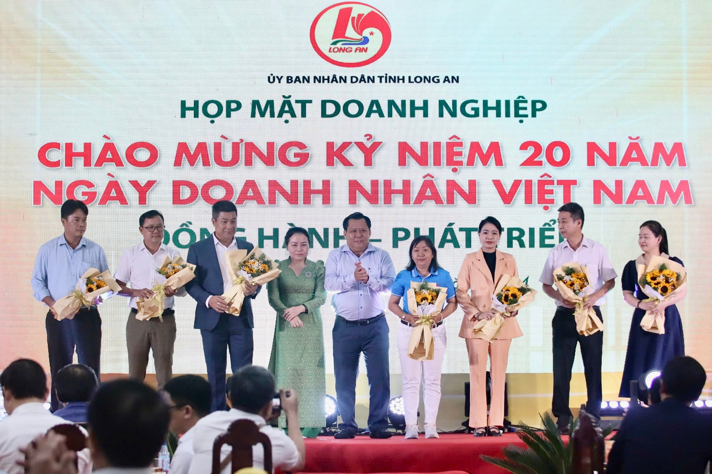 Lãnh đạo UBND tỉnh Long An tặng hoa cho các doanh nghiệp có đóng góp cho đồng bào bị ảnh hưởng bão số 3. Lãnh đạo UBND tỉnh Long An tặng hoa cho các doanh nghiệp có đóng góp cho đồng bào bị ảnh hưởng bão số 3.