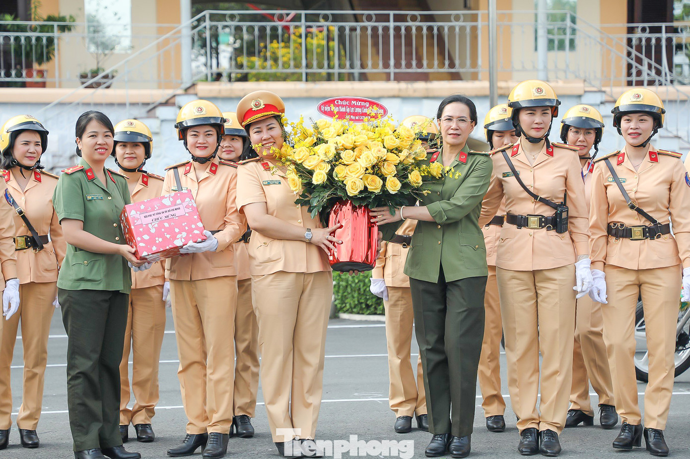 Nhân kỷ niệm 78 năm Ngày Thành lập lực lượng CSGT (21/2/1946 - 21/2/2024), Hội Phụ nữ Công an TPHCM gửi lời chúc mừng đến cán bộ, chiến sĩ Phòng Cảnh sát Giao thông Công an thành phố. Thượng tá Nguyễn Thị Hạnh - Trưởng ban Ban Phụ nữ Công an TPHCM đã đến nơi tập luyện để thăm và động viên các nữ cán bộ, nhân viên CSGT nỗ lực hoàn thành tốt nhiệm vụ được giao. Nhân kỷ niệm 78 năm Ngày Thành lập lực lượng CSGT (21/2/1946 - 21/2/2024), Hội Phụ nữ Công an TPHCM gửi lời chúc mừng đến cán bộ, chiến sĩ Phòng Cảnh sát Giao thông Công an thành phố. Thượng tá Nguyễn Thị Hạnh - Trưởng ban Ban Phụ nữ Công an TPHCM đã đến nơi tập luyện để thăm và động viên các nữ cán bộ, nhân viên CSGT nỗ lực hoàn thành tốt nhiệm vụ được giao.