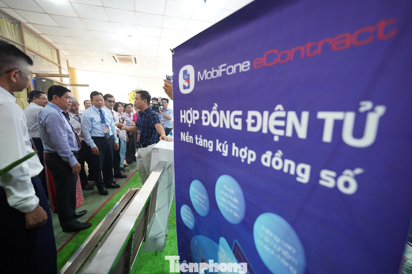 Ông Nguyễn Võ Hoài Nam (áo sọc), Giám đốc kinh doanh Công nghệ số Mobifone Long An đang giới thiệu về chiếc băng ghế truyền thanh thông minh. Chiếc ghế này có hệ thống loa tích hợp, có thể phát đi thông tin tuyên truyền cho người dân khi ở gần hoặc ngồi trên ghế...