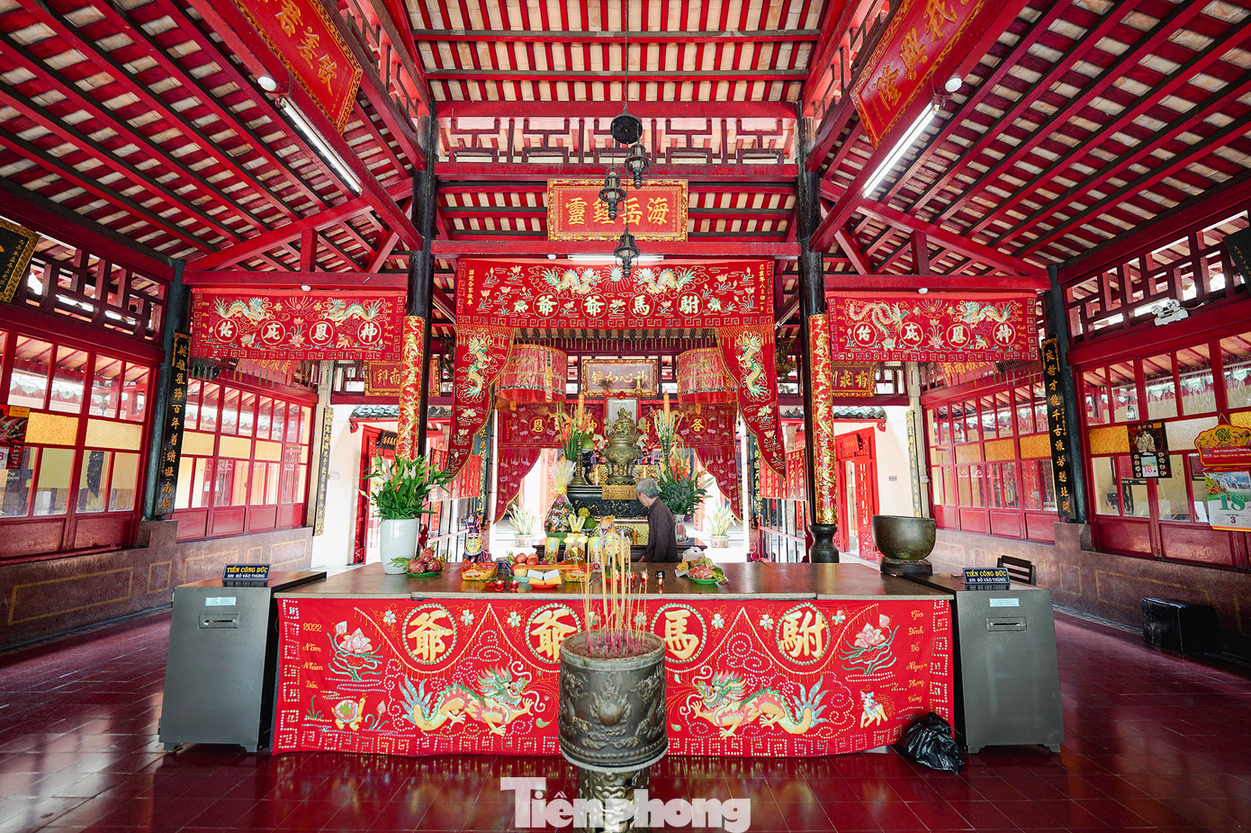 Khu vực chánh điện của lăng. Khu vực chánh điện của lăng.