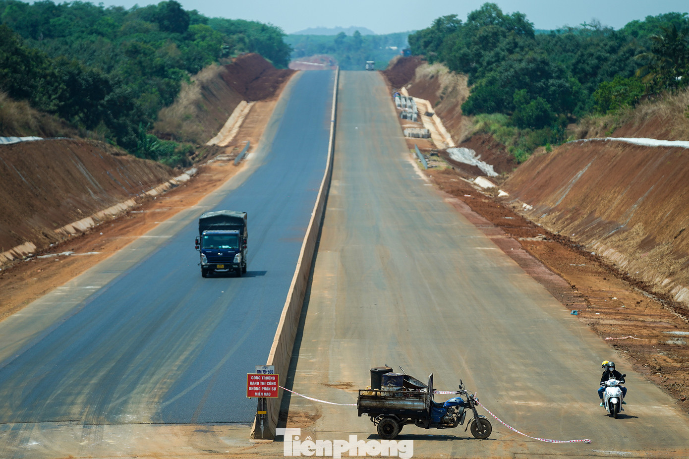 Mới đây Bộ trưởng Bộ Giao thông vận tải Nguyễn Văn Thắng đã có công điện chỉ đạo tập trung thi công, hoàn thành các thủ tục, đảm bảo đưa vào khai thác theo kế hoạch đối với 3 dự án thành phần thuộc dự án xây dựng công trình đường bộ cao tốc Bắc - Nam phía Đông giai đoạn 2017 - 2020, trong đó có dự án cao tốc Phan Thiết - Dầu Giây.
