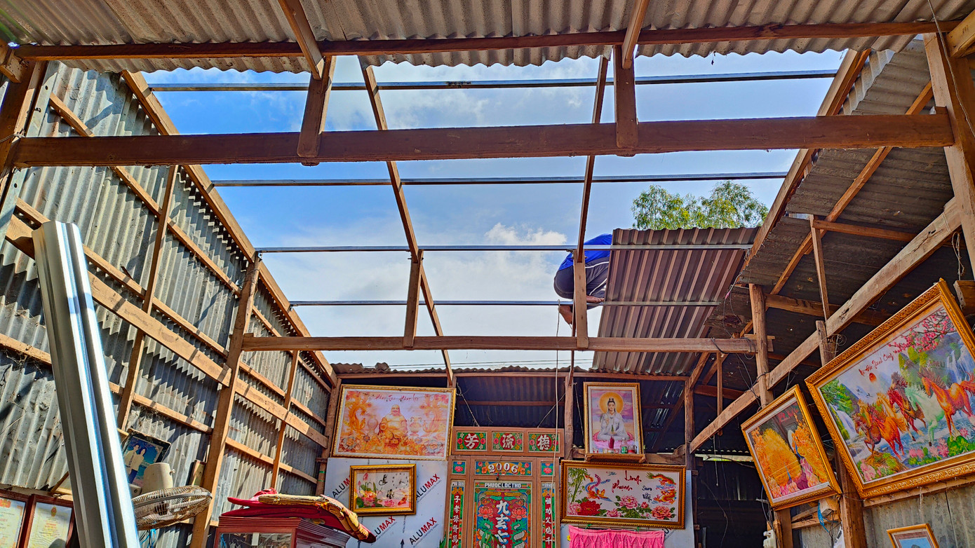 Nóc nhà dân bị tốc mái sau trận mưa. Ảnh: Duy Phước