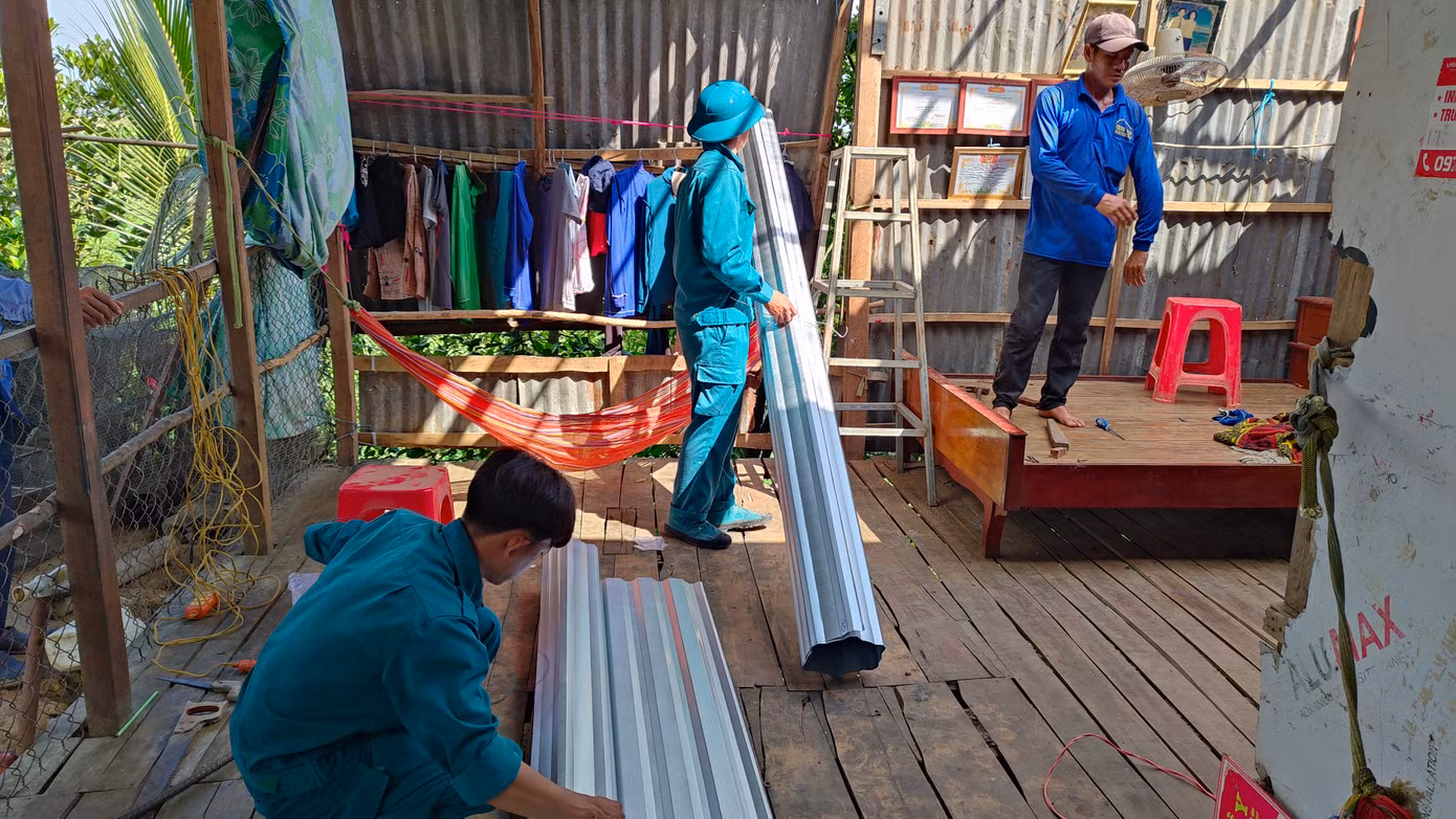 Lực lượng dân quân đến hỗ trợ người dân khắc phục, sửa chữa. Ảnh: Duy Phước