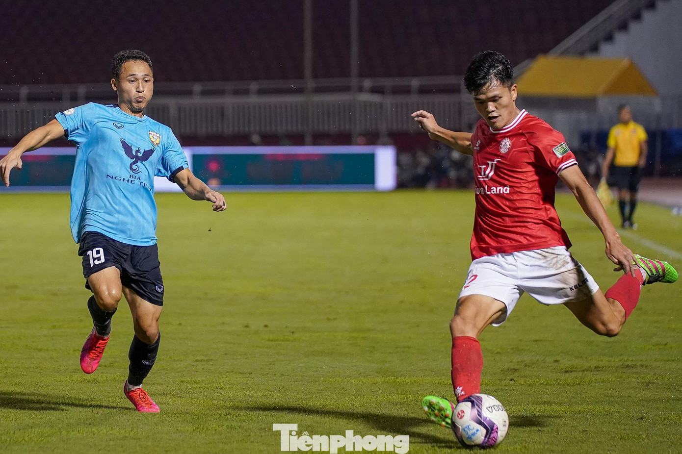 TPHCM triển khai bóng đều cả hai biên. Bên trong, HLHT khoá chặt các mũi tấn công của TPHCM. Lão tướng Hoàng Vũ Samsom không có nhiều không gian để xử lý bóng và dứt điểm.