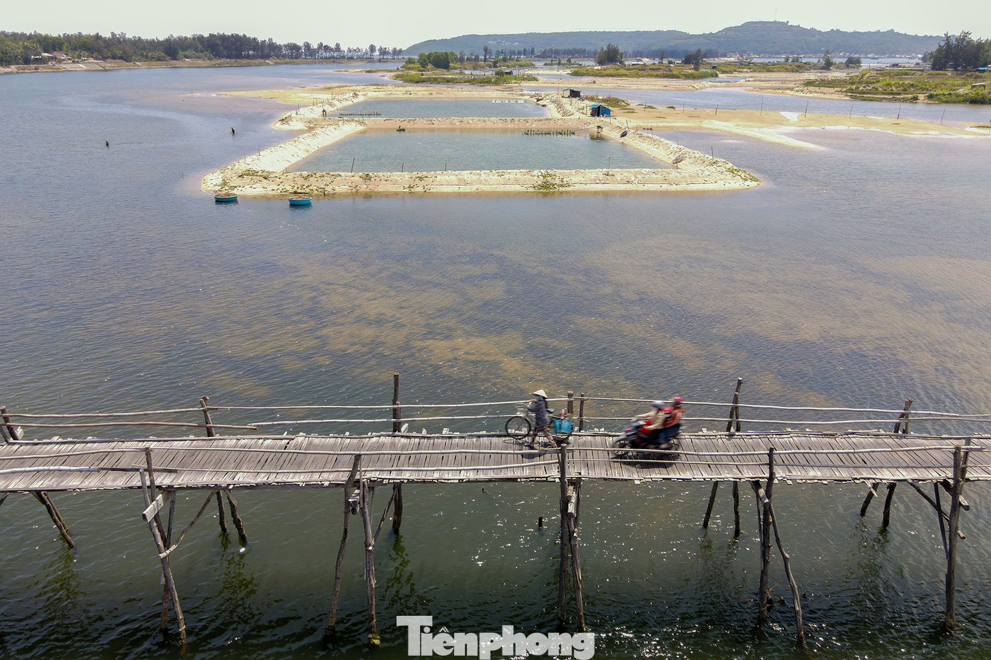 Có thời gian đến với cầu gỗ Ông Cọp, các runner dễ dàng bắt gặp những hình ảnh hết sức giản dị như thế này...