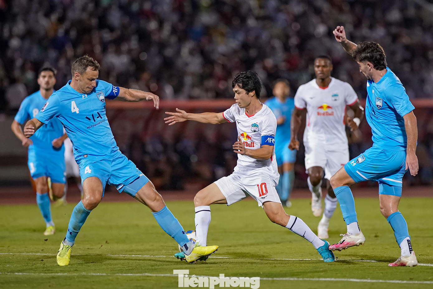 Phút 56, Công Phượng đột phá và tạo cơ hội để Brandao băng lên sút bóng rất căng. Tiếc là bóng đi chệch cột dọc khung thành Sydney FC trong gang tấc.