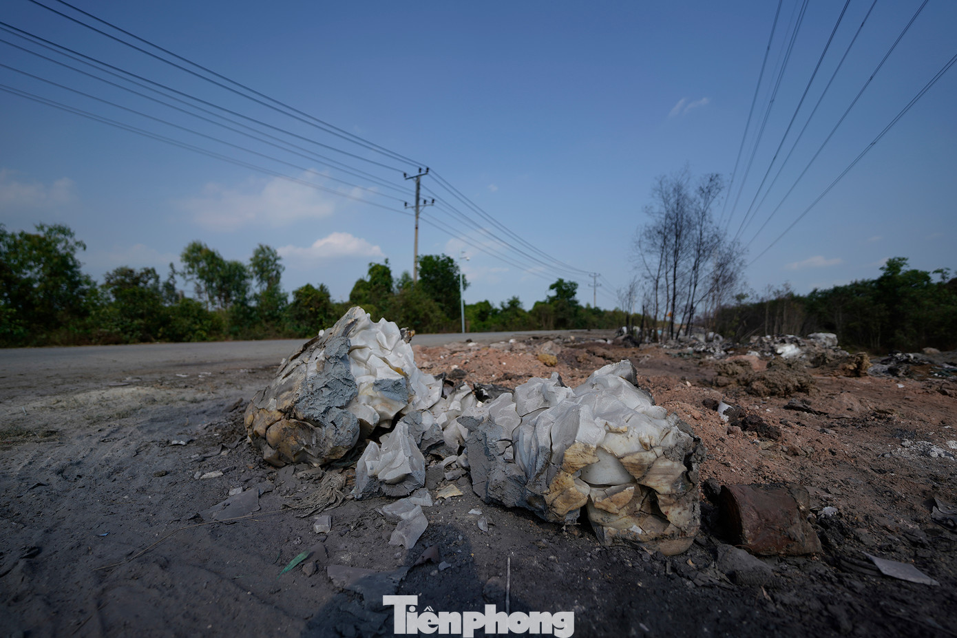 Chốt dân phòng xã Mỹ Hạnh Bắc đã được lập, con đường đã được lắp camera để giám sát nhưng việc đổ trộm rác xảy ra hằng ngày, rác bốc mùi hôi thối, ảnh hưởng nghiêm trọng đến cuộc sống người dân xung quanh.