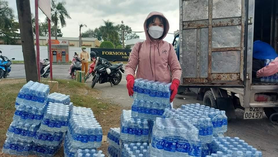 Điểm phát nước, khăn lạnh, sữa ở gần ngã 4 Bình Nhựt (huyện Bến Lức).