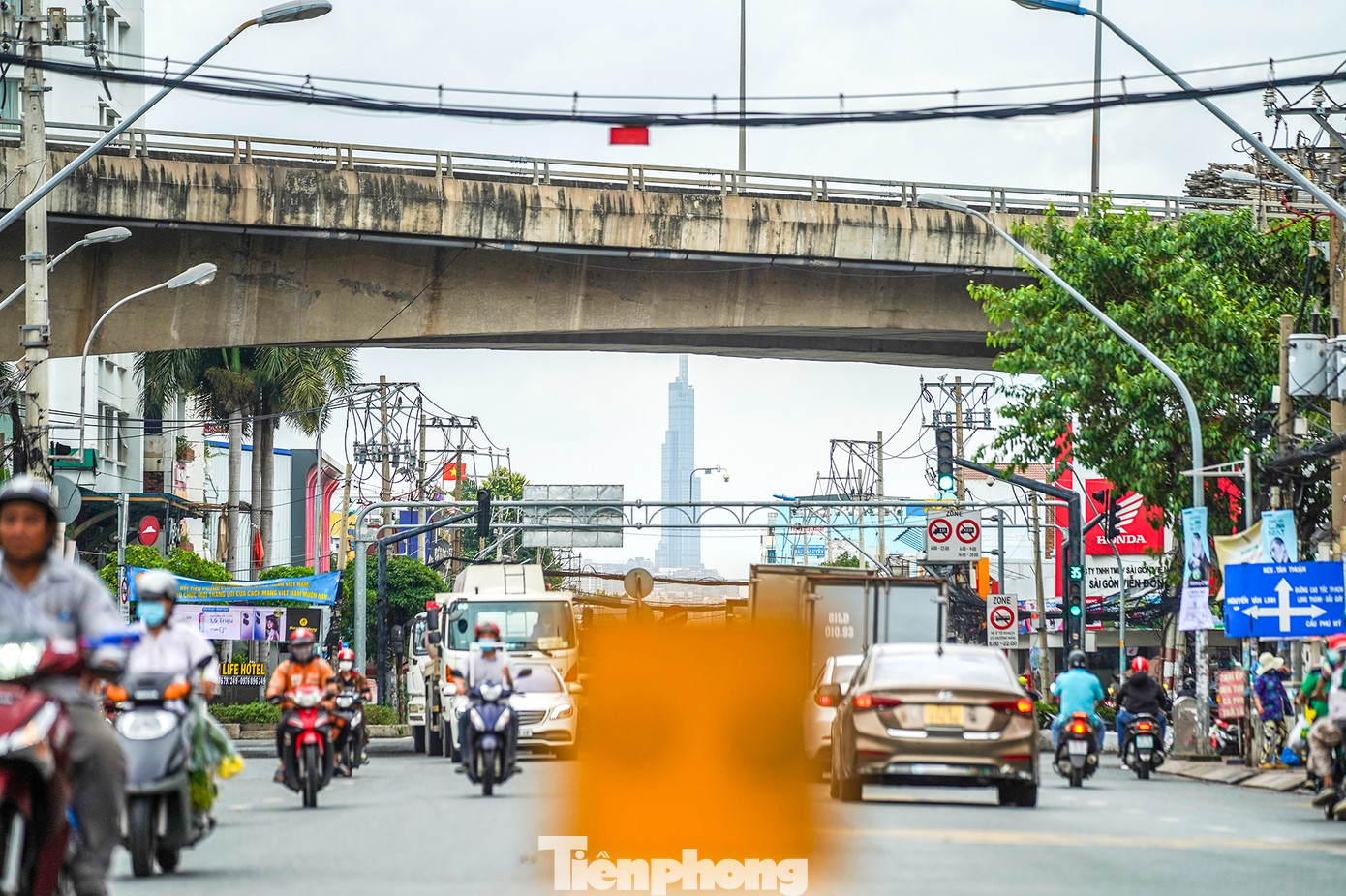 Cầu đường dẫn nhìn từ trục đường Huỳnh Tấn Phát, Quận 7 hướng về trung tâm thành phố.