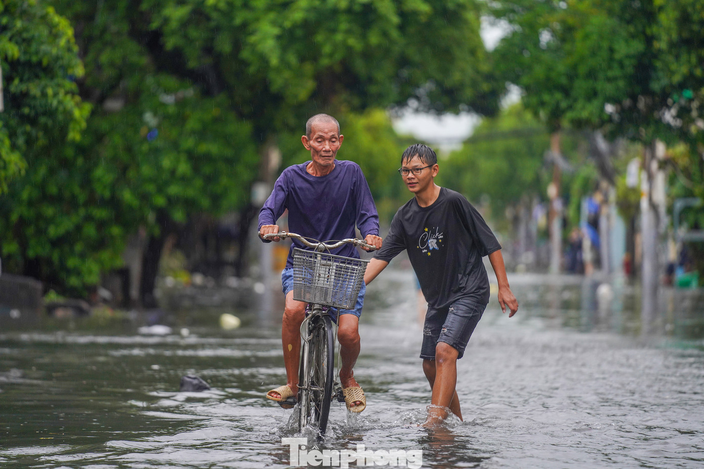 Tuyến đường Dương Văn Cam ngập ngập nặng. "Giờ là nước rút bớt rồi, lúc mới mưa thì sâu khoảng 5 tấc", một người dân nói. Tuyến đường Dương Văn Cam ngập ngập nặng. "Giờ là nước rút bớt rồi, lúc mới mưa thì sâu khoảng 5 tấc", một người dân nói.