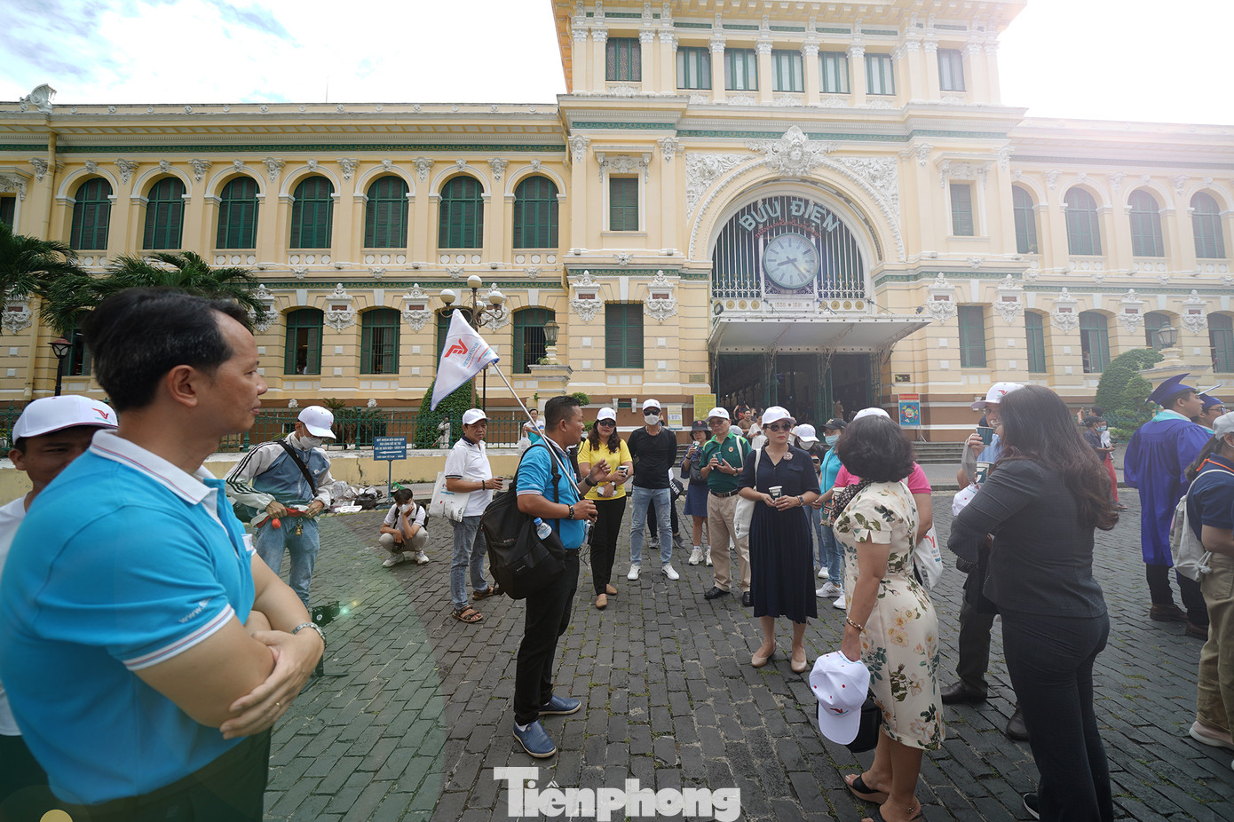 "Ngoài các yếu tố văn hoá, lịch sử, kiến trúc đặc biệt của Bưu điện thành phố thì các sự kiện triển lãm, road show, văn nghệ, mỹ thuật…thường xuyên diễn ra trong không gian trong và trước Bưu điện cũng giúp tôn lên những hoạt động văn hoá nổi bật của thành phố", đại diện một đơn vị du lịch chia sẻ.