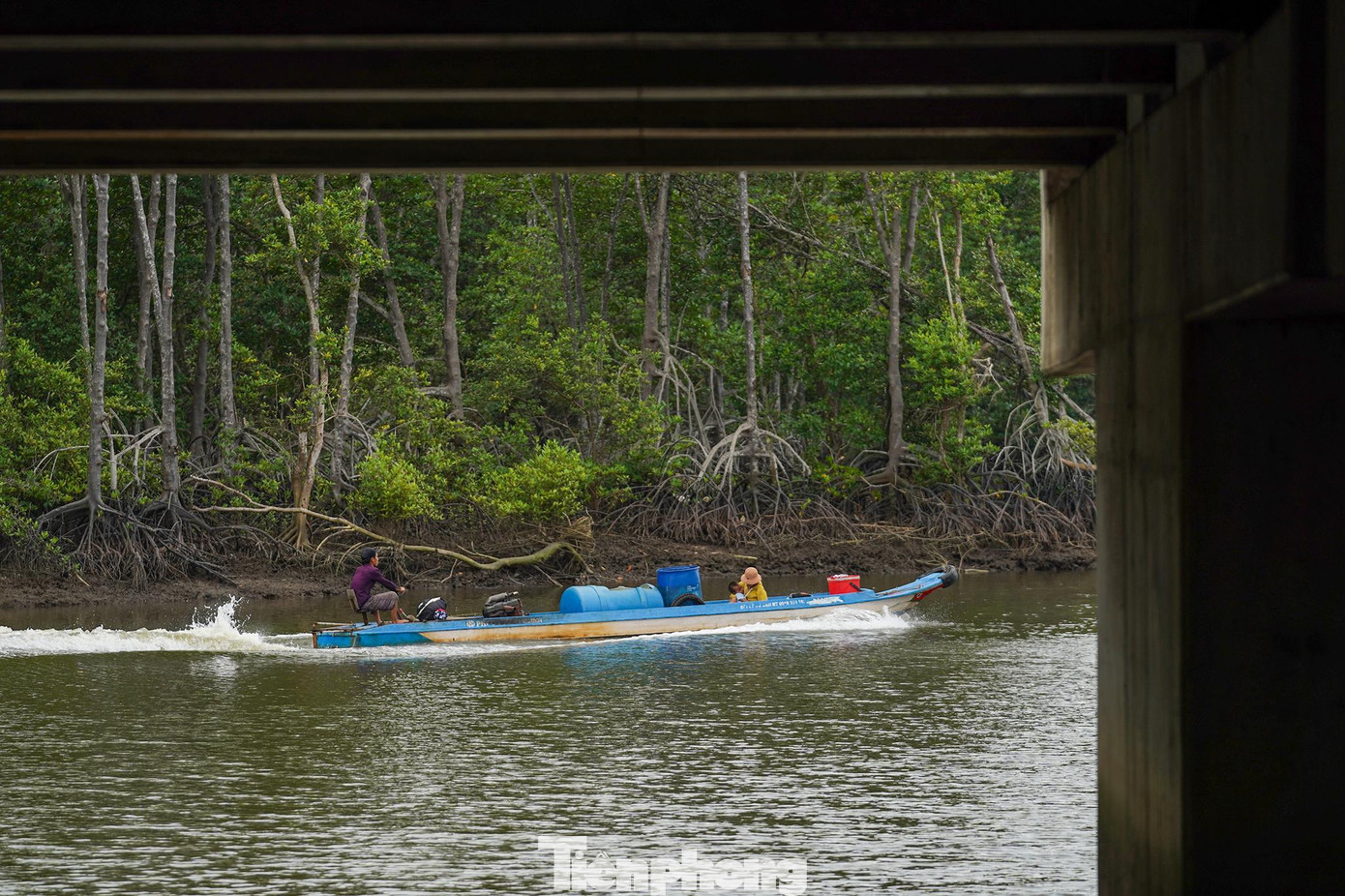 Việc xây dựng cũng không ảnh hưởng đến công việc làm ăn của bà con sinh sống bằng nghề đánh bắt trên sông Thị Vải. Anh Nguyễn Văn Tài, một người đánh bắt cá nói: &quot;Biết đâu con đường này hoàn thành, chúng tôi sẽ có thêm bạn hàng trực tiếp từ TPHCM, Long An&quot;.