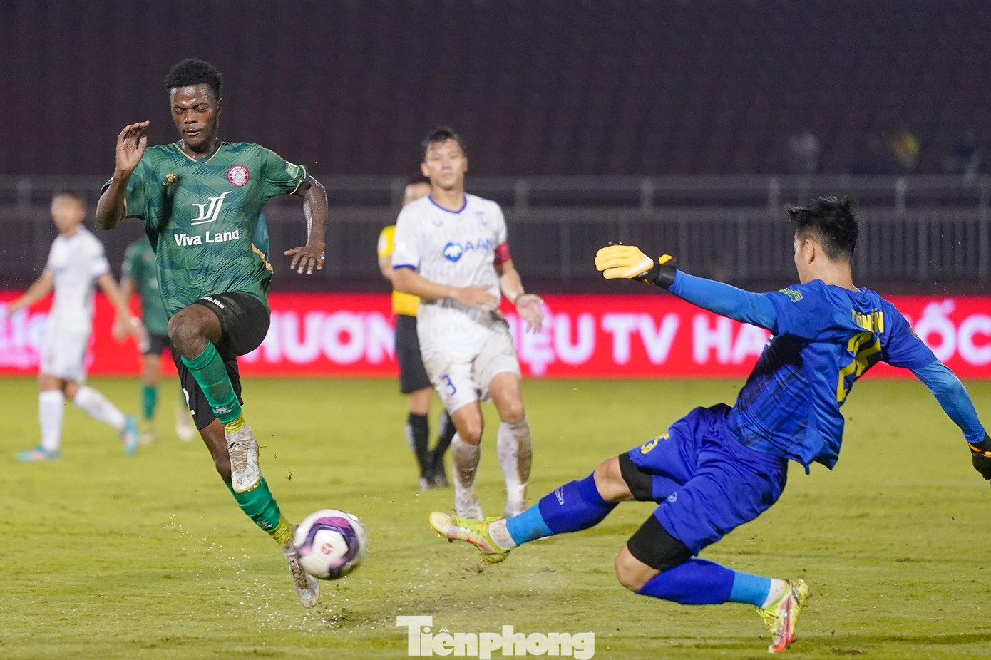 CLB TPHCM không thể tận dụng cơ hội lấy trọn 3 điểm ở trận đấu này trong khi ba đối thủ trực tiếp đều chỉ thua và hòa. Họ rút ngắn khoảng cách với CLB Sài Gòn và Nam Định xuống còn 1 điểm. Trong khi đó, SLNA vẫn an toàn ở giữa bảng ở vị trí thứ 6 cùng 27 điểm.