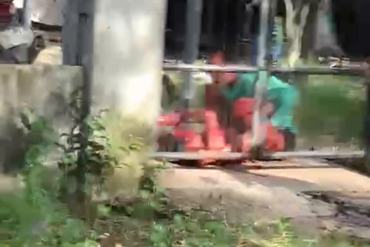 Hình ảnh đối tượng khống chế chị Tuyền được người dân ghi lại. Hình ảnh đối tượng khống chế chị Tuyền được người dân ghi lại.