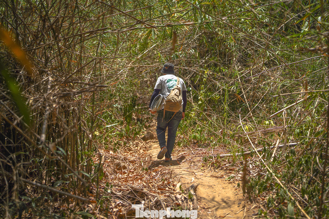 Nếu là một người đam mê trekking thì Đa Mi cũng là một địa điểm bạn có thể thử sức. Bạn có thể tham khảo lộ trình xuất phát từ xã Đa Mi, đi bộ khoảng 7 km với những con đường dốc và khá gập ghềnh. Nếu đi từ đảo Du Mục, du khách được đò đưa qua điểm tập kết, đi cung đường khoảng 3km là có thể lên được suối Đá Bàn. Nếu là một người đam mê trekking thì Đa Mi cũng là một địa điểm bạn có thể thử sức. Bạn có thể tham khảo lộ trình xuất phát từ xã Đa Mi, đi bộ khoảng 7 km với những con đường dốc và khá gập ghềnh. Nếu đi từ đảo Du Mục, du khách được đò đưa qua điểm tập kết, đi cung đường khoảng 3km là có thể lên được suối Đá Bàn.